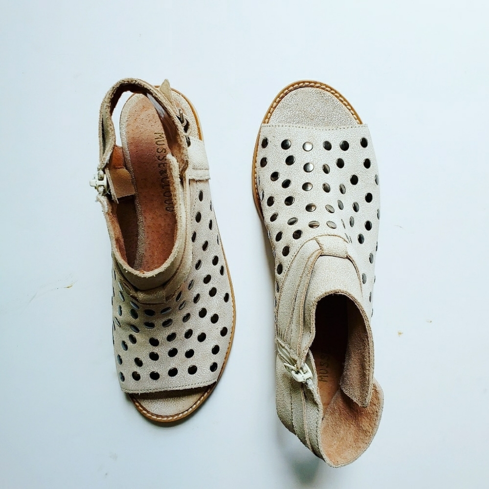 Anthro Musse & Cloud Creamy Beige Silver Nailhead Suede 6